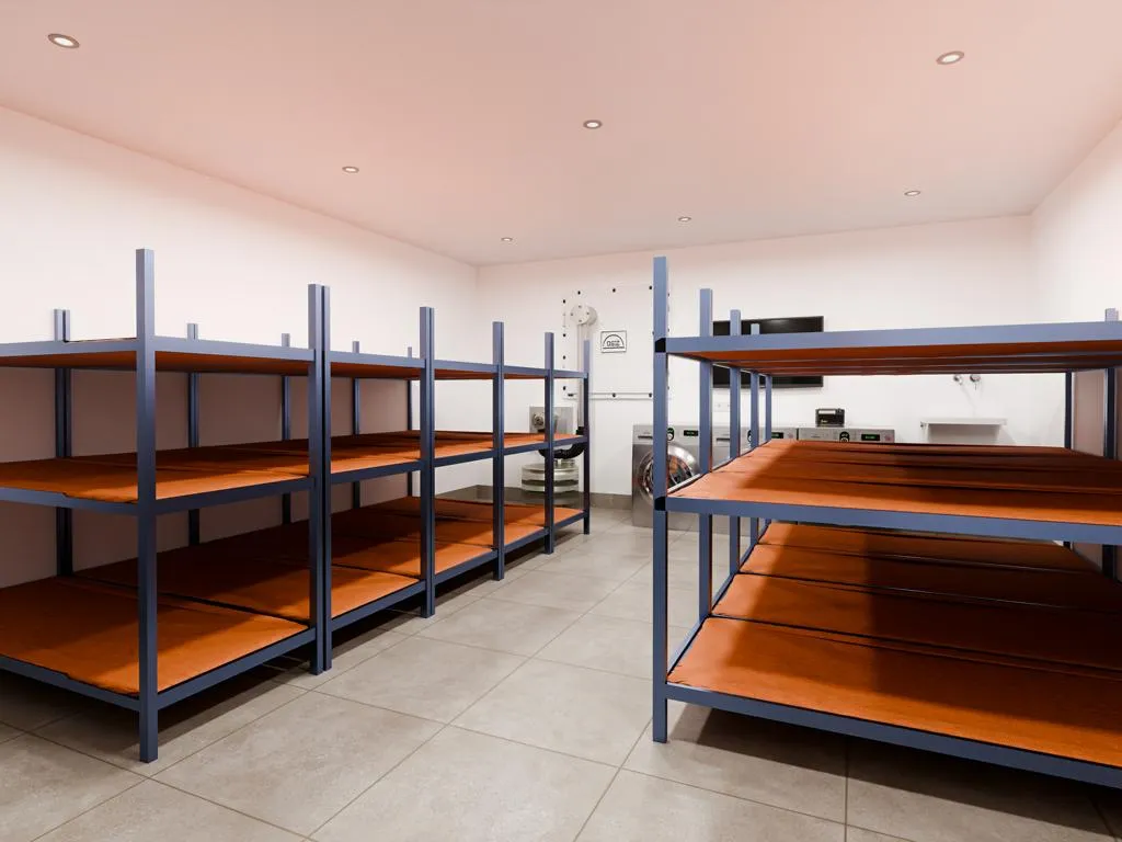 Schutzraum Innenansicht mit Betten und Belüftungsanlage